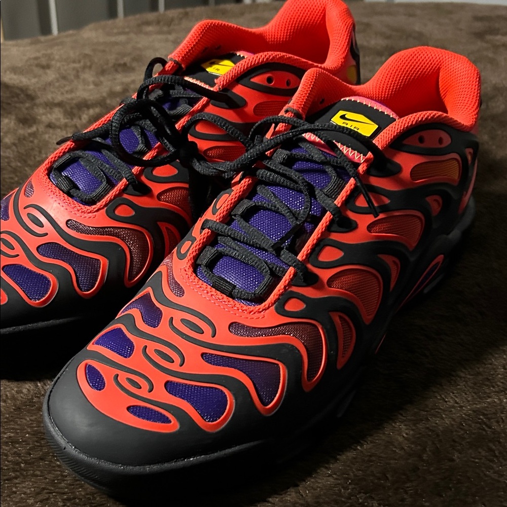 Nike Men's Red and Black Sneakers TN 10 Nike Air